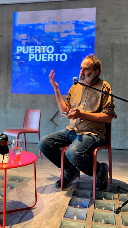 Carlos Gradin leyó poemas del poeta-marinero Héctor Pedro Blomberg 