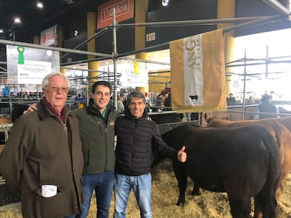Carlos Guerrero junto a Pepe y un colaborador en su fila de Palermo