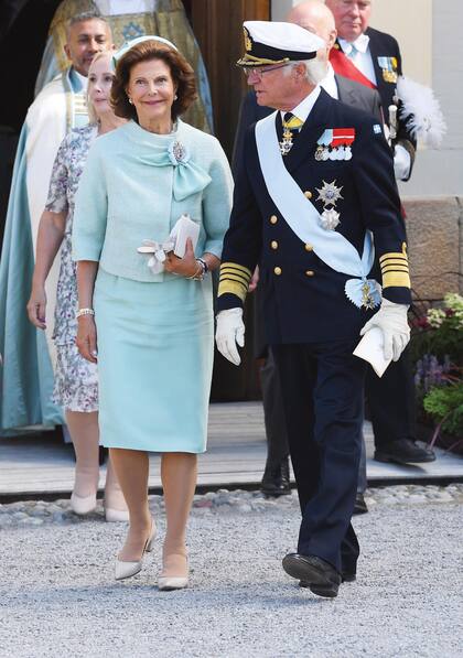 Carlos Gustavo y Silvia de Suecia (con un original broche con perlas y la foto de su maridos en el centro) suspendieron a último momento la recepción planeada en honor a su octavo nieto para evitar riesgos por el coronavirus. En cambio, disfrutaron de un almuerzo privado.