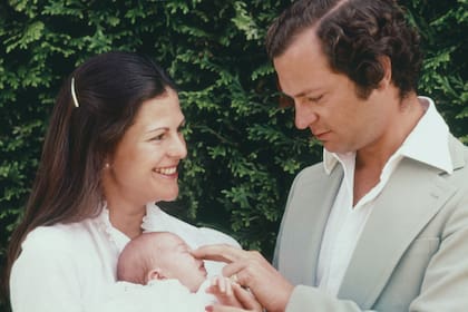 Carlos Gustavo y Silvia en el castillo de Solliden con su primogénita, Victoria, en agosto de 1977.