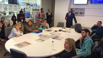 Carlos Guyot, Secretario General de Redacción de LA NACION, con el grupo de speakers internacionales que participaron del seminario