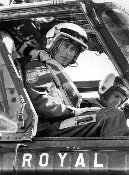 Carlos III, a bordo de un helicóptero de la marina Real. El actual rey supo volar varias horas a bordo de helicópteros y aviones