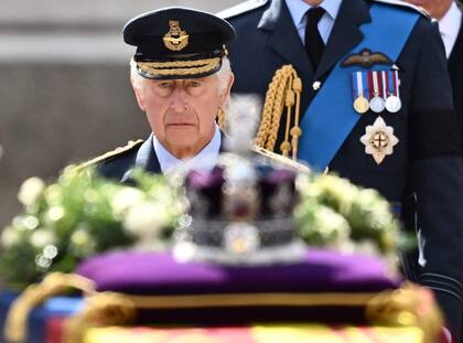 Carlos III camina detrás del féretro de la reina Isabel II, adornado con un Estandarte Real y la Corona Imperial de Estado y tirado por un Carruaje de Artillería de la Tropa del Rey de la Artillería Real a Caballo, durante una procesión desde el Palacio de Buckingham hasta el Palacio de Westminster