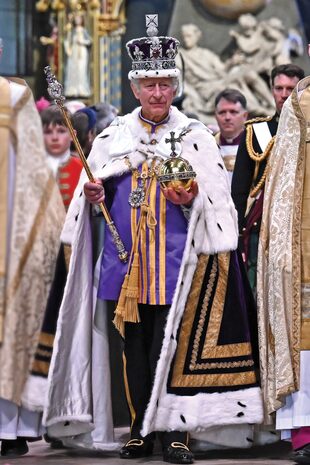 Carlos III con la corona del Estado Imperial, el Cetro y el Orbe.
