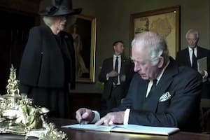 El video del exabrupto de Carlos III tras confundirse de día y mancharse con tinta: “¡No puedo soportar esta maldita cosa!”