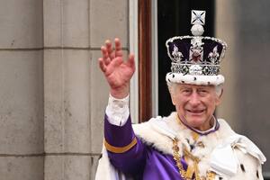 La imponente foto de la coronación de Carlos III que muestra a tres generaciones de la realeza británica