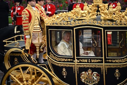 Carlos III y Camilla en la llamada Procesión del Rey, un viaje de dos kilómetros desde el Palacio de Buckingham hasta la abadía de Westminster.
