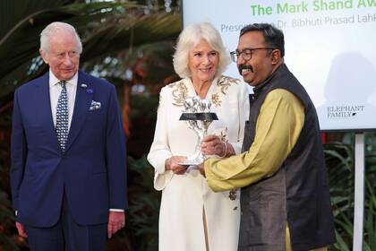 Carlos III y Camilla entregaron el premio de reconocimiento especial al científico Bibhuti Prasad Lahkar, director del departamento de conservación de elefantes de la ONG Aaranyak, fundación dedicada a la conservación de la vida
silvestre.