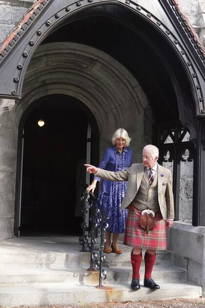 Carlos III y Camilla salen de la parroquia de Balmoral después del servicio religioso por el primer aniversario de la muerte de la Reina. 