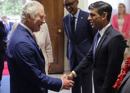 Carlos III y el primer ministro nbritánico, Rishi Sunak, en Londres. (Chris Jackson / POOL / AFP)