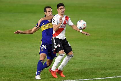 Carlos Izquierdoz de Boca compite por el balón con Agustín Fontana de River durante el último superclásico por la Copa De La Liga Profesional 2021 