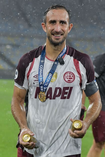 Carlos Izquierdoz luce su medalla de campeón: la Recopa, su tercer título en Lanús