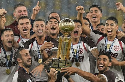 Carlos Izquierdoz y Eduardo Salvio levantan la Recopa tras una noche soñada en el Maracaná