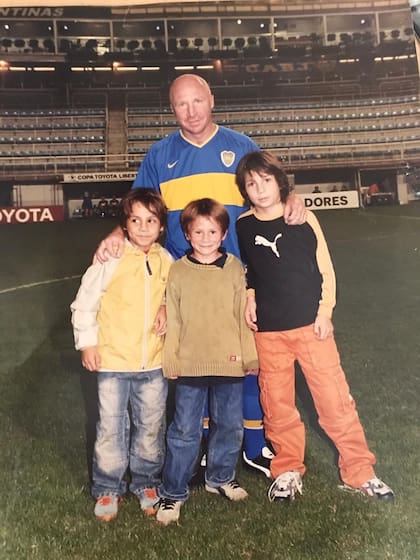 Carlos Javier Mac Allister con sus tres hijos, en la Bombonera, cuando jugaba en Boca