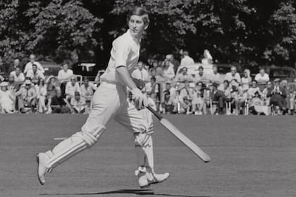 Carlos jugando al cricket para el equipo de Lord Brabourne contra un combinado de pilotos de carreras de Grand Prix. Corría 1968.