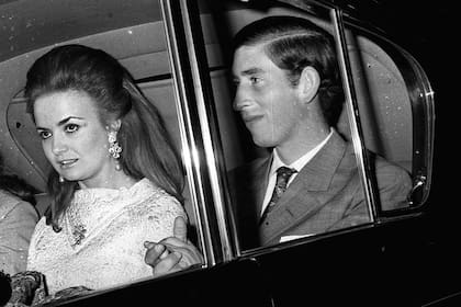 Carlos junto a Lucía Santa Cruz a la salida de un teatro de Londres, en abril de 1970.