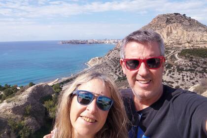Carlos junto a su esposa en Alicante, donde tienen una segunda vivienda.