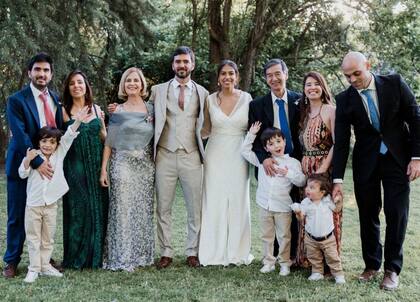 Carlos junto a su familia, en el casamiento de su hijo Gonzalo.