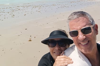 Carlos junto a su mujer, en la actualidad