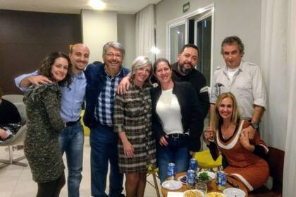 A la derecha, Carlos y su mujer en una reunión de amigos todos brasileros.