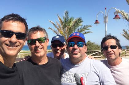 Carlos, junto a sus amigos del secundario.