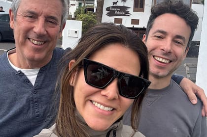 Carlos, junto a sus hijos en la actualidad.