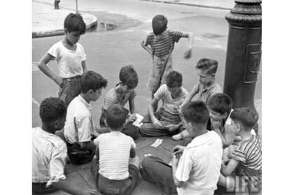 Carlos, juntos a sus amigos del barrio.