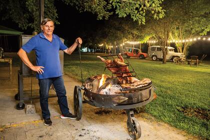 Carlos Kranevitter, gran amigo de Dotto, asando un cordero a la cruz.