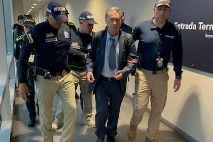 Carlos llegó a Colombia con una orden de captura por los delitos de tráfico de armas y narcotráfico