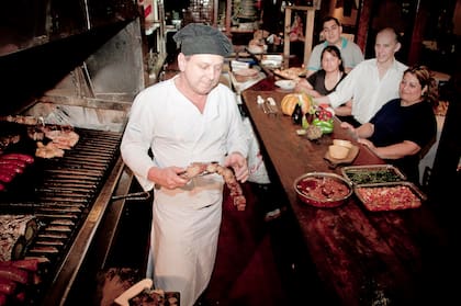 Carlos López, en su Escuela Argentina de Parrilleros