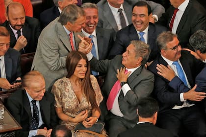 Carlos Manem, junto a su hija Zulemita y Eduardo Duhalde en el recinto del Senado