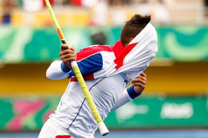 El jugador de hockey Carlos Manuel Consuegra de Cuba festeja