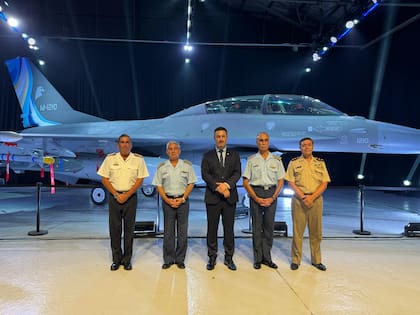 Carlos María Allievi (jefe del Estado Mayor General de la Armada), Xavier Julián Isaac (jefe del Estado Mayor Conjunto de las Fuerzas Armadas), Luis Petri (ministro de Defensa), Gustavo Valverde (jefe del Estado Mayor General de la Fuerza Aérea Argentina) y Carlos Presti (jefe del Estado Mayor General del Ejército)