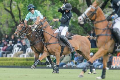 Carlos María Ulloa ejecuta un cogote delante de Bautista Bayugar, que tuvo su debut en Ellerstina; La Hache Cría y Polo sigue sorprendiendo en la Triple Corona.