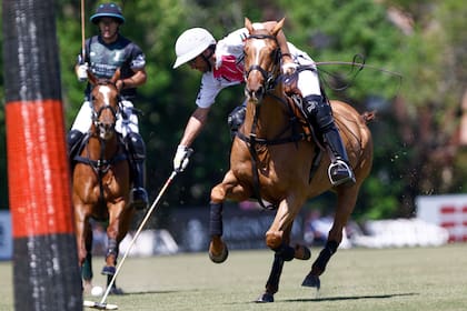 Carlos María Ulloa mira impotente cómo Polito Pieres va a uno de los 15 goles que le fueron contados en la cancha 6 de Tortugas.