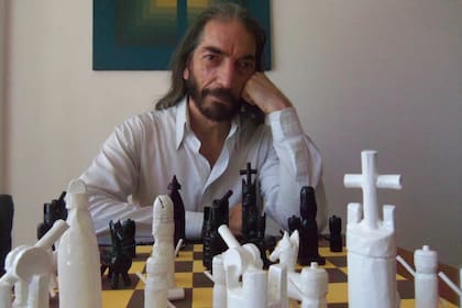 Carlos Marianidis nació en Buenos Aires en 1959