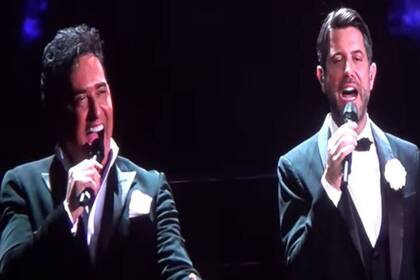 Carlos Marín canta con Sebastien Izambard, la noche del 24 de mayo de 2019, en el Luna Park de Buenos Aires, en lo que sería su último concierto en la Argentina