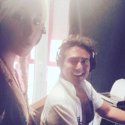 Carlos Marín y Geraldine Larrosa en el estudio de grabación