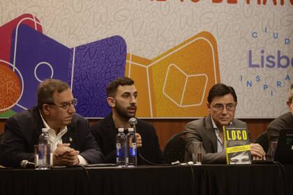 Carlos Maslaton, Juan González y Jorge Fontevecchia, en la Feria del Libro