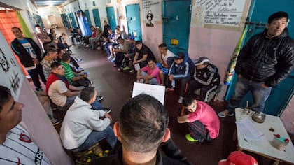 Todos se reúnen en los pasillos e intercambian opiniones