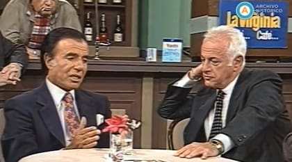 Carlos Menem ante la atenta mirada de Gerardo Sofovich