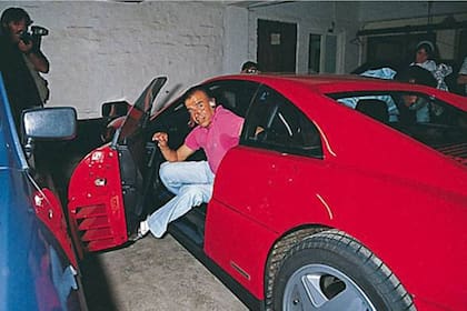 El presidente Carlos Menem baja de una Ferrari