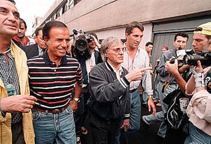 El entonces presidente de la Nación, Carlos Menem, junto a Bernie Ecclestone y Felipe Mc Gough recorriendo las instalaciones del autódromo de Buenos Aires en abril de 1995 antes del Gran Premio
