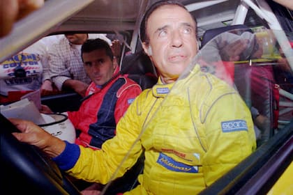 Carlos Menem en la rampa de largada de la tercera fecha del rally nacional, premio Carlos Menem Juniors, corrido en la provincia de La Rioja. 17 de mayo de 1996