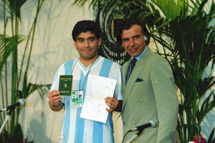 Antes del Mundial de Italia 90, Maradona recibió el pasaporte diplomático como embajador deportivo en un acto en el que participó Carlos Menem
