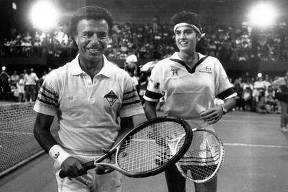 Carlos Menem jugando al tenis en pareja con Gabriela Sabatini en un partido a beneficio del hospital de niños, el 13 de diciembre de 1992