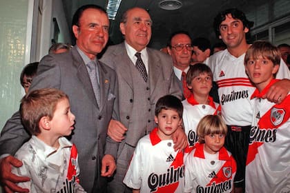 Carlos Menem y Julio María Sanguinetti en un homenaje al Príncipe Francescoli