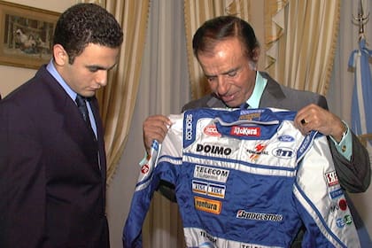 Carlos Menem junto al piloto Esteban Tuero en la Quinta de Olivos, el 10 de abril de 1998