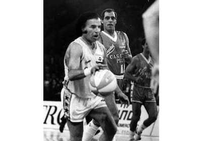 El presidente Carlos Menem jugando al basquet. En la foto junto a Eduardo Cadillac, el 29 de agosto de 1989