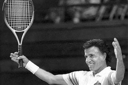 Carlos Menem jugando al tenis en pareja con Gabriela Sabatini en un partido a beneficio del hospital de niños, el 13 de diciembre de 1992